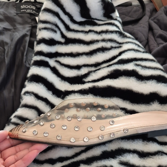 Chic Black and Cream Women's Flats - Picture 2 of 7